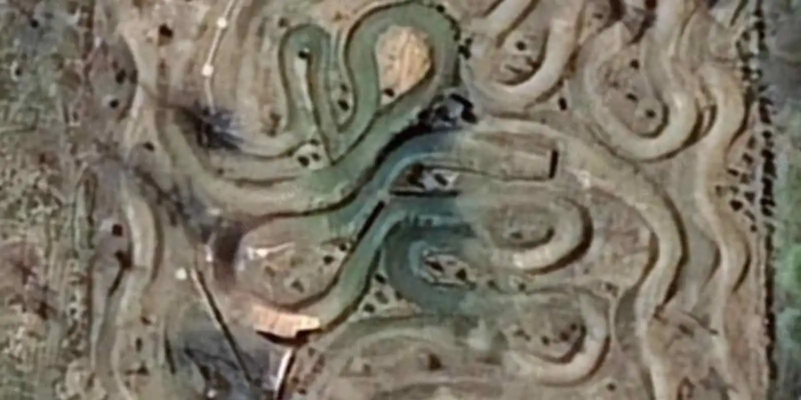 Luchtfoto van het bikepark met kronkelende banen in het zand