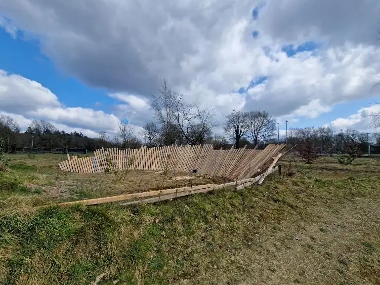 De nieuwe houten wallride in een bocht van het bikepark