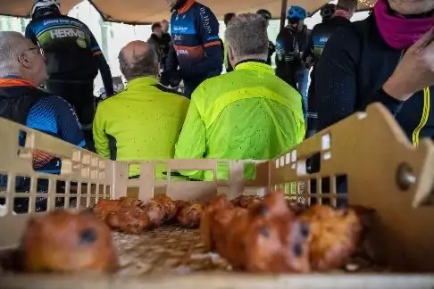 Oliebollen met poedersuiker na afloop van de rit