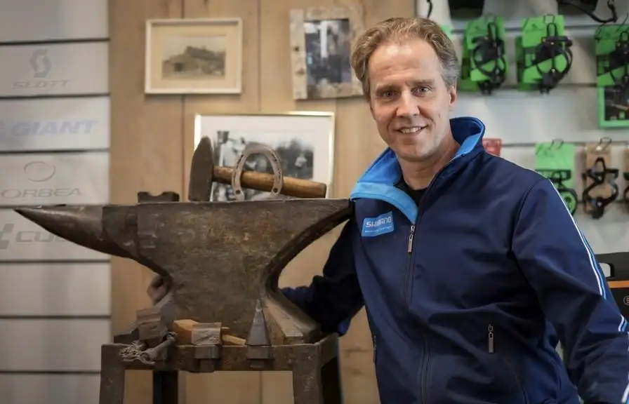 Gerben van de Put in zijn winkel naast het oude aambeeld van zijn opa