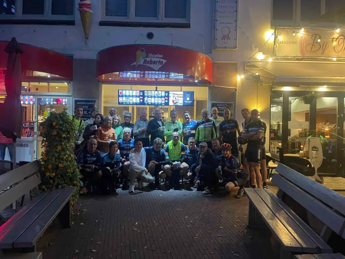 Groepsfoto van de deelnemers aan de 5/50 challenge voor de ijssalon in Epe
