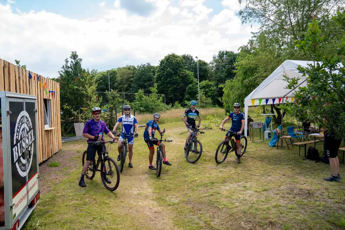 Vijf mountainbikers op het bikepark tijdens het jubileumfeest