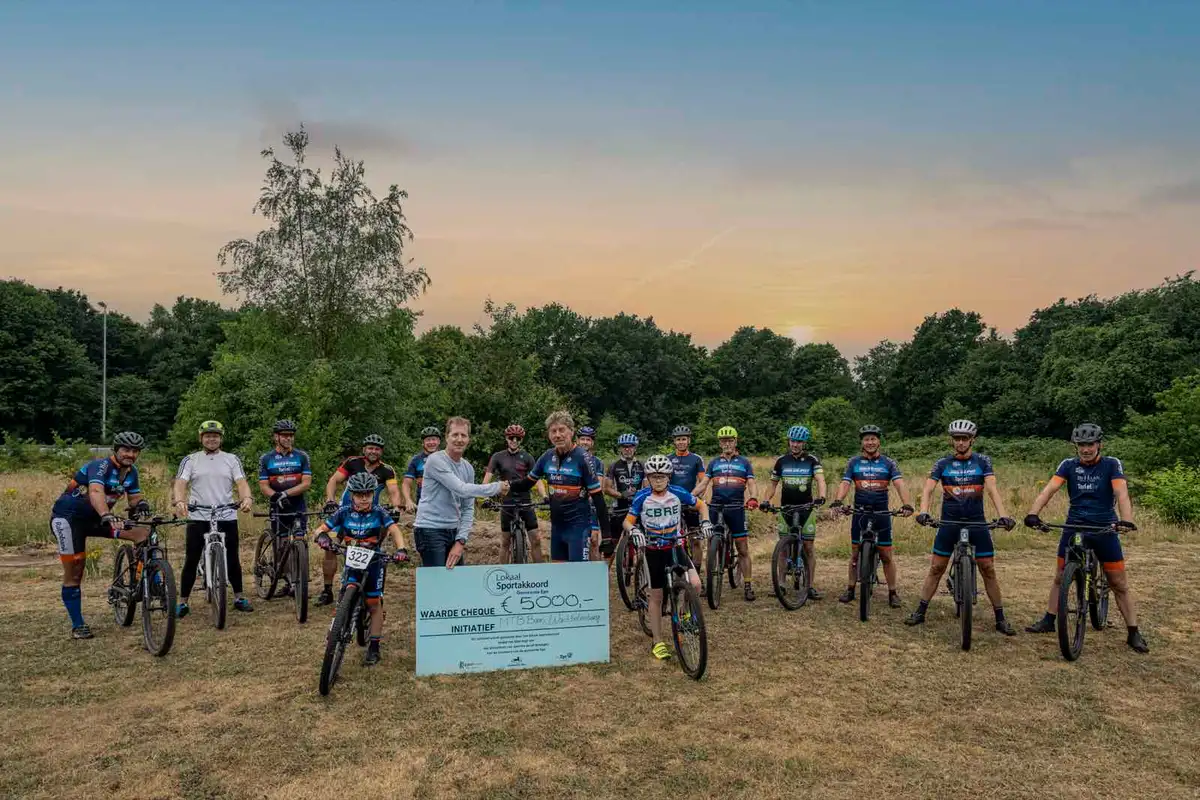 Uitreiking van de cheque aan MTB Club Epe