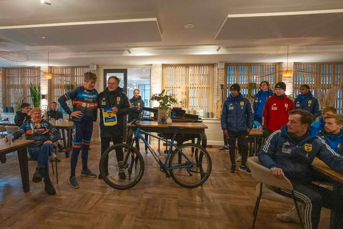 Spelers van SC Cambuur en clubleden bij de mountainbikes, binnen na de toertocht